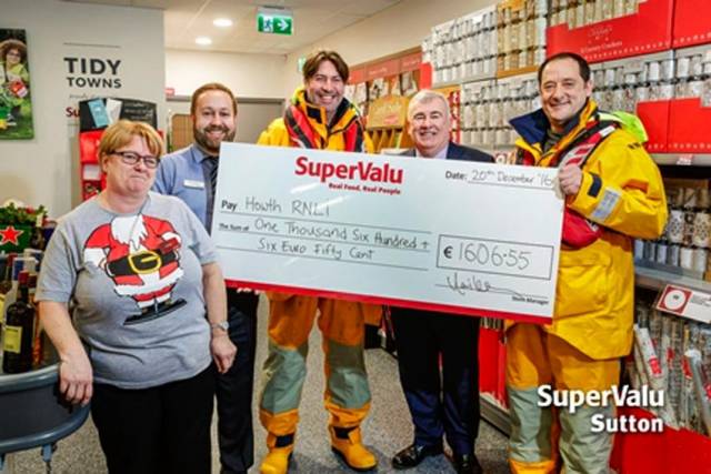 Cora Walsh, Neville Raethorne (manager of SuperValu Sutton), Ian Sheridan, Aidan Cooney and Howth RNLI coxswain Fred Connolly after the trolley dash on Tuesday 20 December