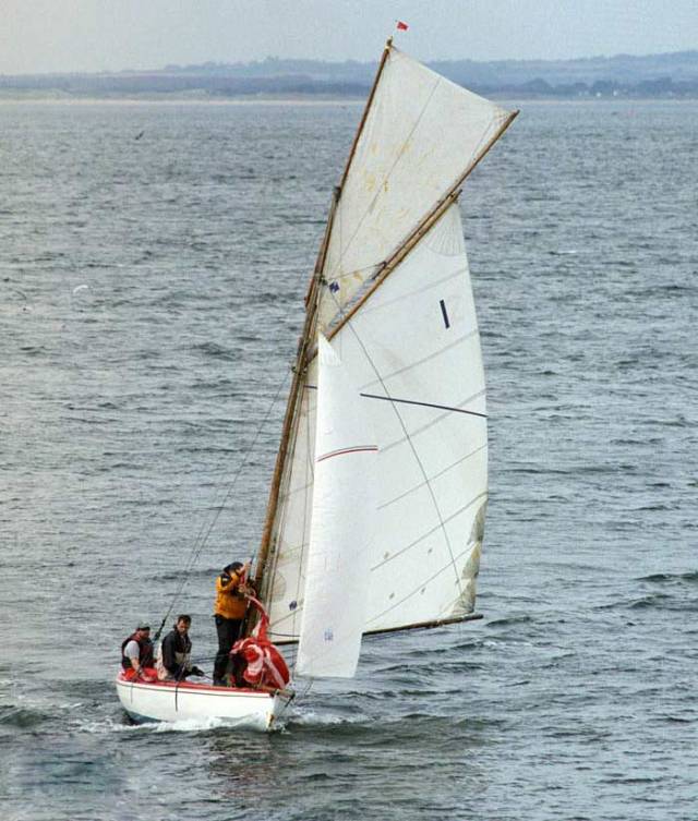The veteran Howth 17 Rita (John Curley & Marcus Lynch) won the class’s first race in 1898, and she’d another win on Saturday in the Beshoff Motors Autumn League. But the win was only by 33 seconds ahead of Peter Courtney’s Oonagh, with Deilginis (Massey, Toomey & Kenny) a further 21 seconds astern in third
