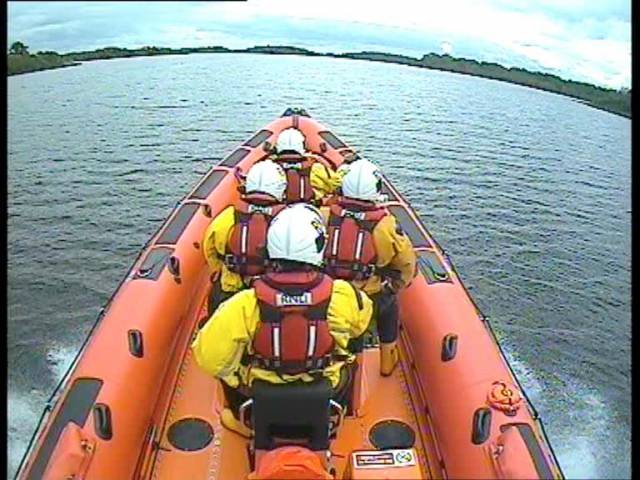 Carrybridge RNLI’s inshore lifeboat en route to the grounded cruiser west of Knockninny