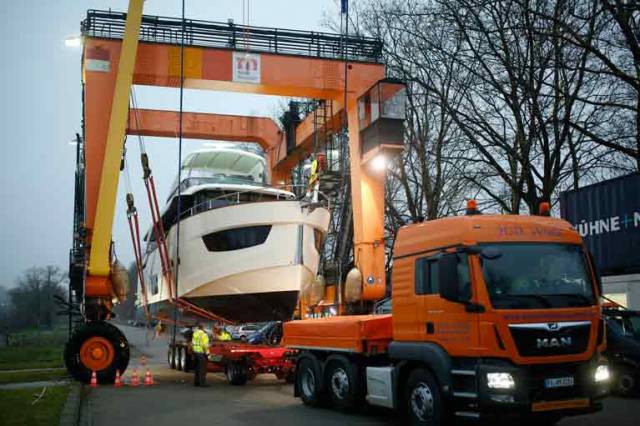 First yachts are arriving – “Big Willi“ is flexing its muscles for Boot Düsseldorf 2018