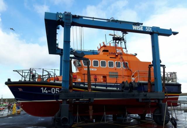 MGM's 50 ton travel hoist lifts the Dun Laoghaire lifeboat 