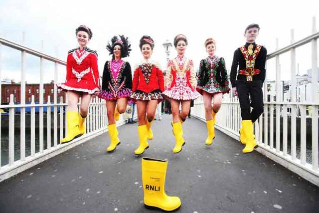  Tara Brady, Doireann Ní Ryan, Allah Marsh, Ava Lawrence, Ella Kennedy and Ronan O’Brien pictured dancing in RNLI yellow wellies on the Ha’penny Bridge in Dublin