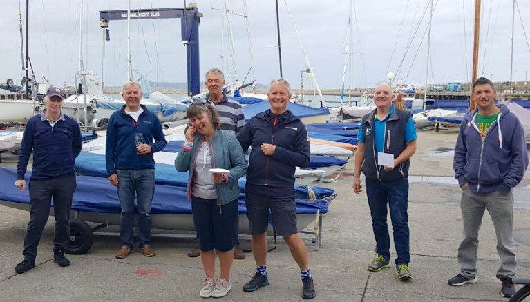 (L – R) John Lavery (4083) 2nd Prize; Neil Colin, Dun Laoghaire Flying Fifteen Class Captain; Alan Green (4083), Nicki Mathews &amp; Niall Meagher (3938) 3rd Prize, Chris Doorly &amp; Shane (3970) 1st Prize