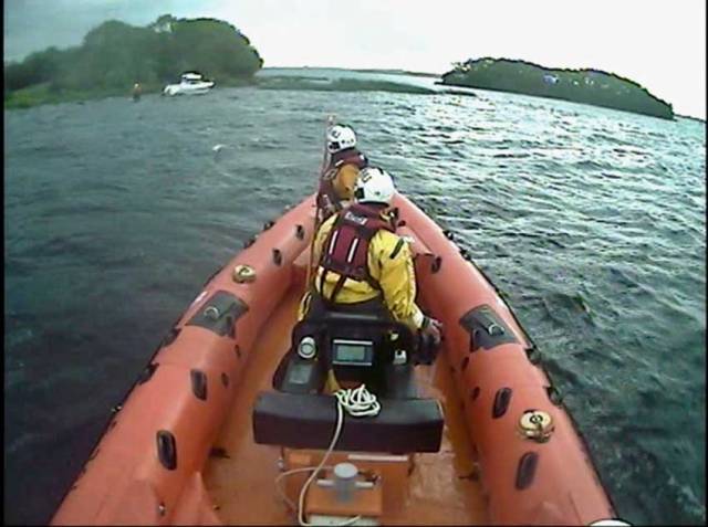 Lough Derg RNLI’s inshore lifeboat launches to the report of a stranded cruiser near Hare Island