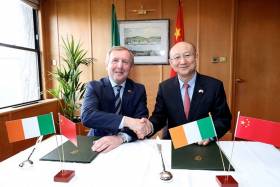 Ministers Michael Creed and Zhi Shuping shake on the new export agreement for Ireland’s agri-food sector in the Chinese market