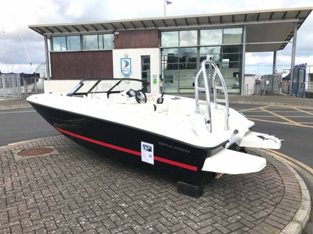 Starter pack for 2018 – The Bayliner Element 5 comes with a 60HP engine, a full safety kit, a two day professional tuition course, insurance for the first year and a marina berth for one year in the largest marina in Ireland at Dun Laoghaire
