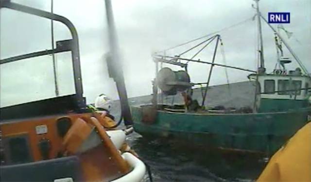 Clifden RNLI’s Fisherman’s Friend comes alongside the stricken fishing vessel