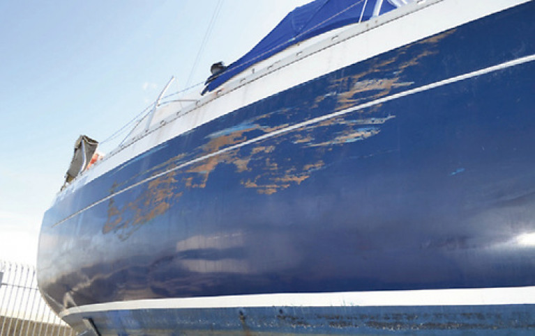 Damage to the hull on the starboard side of the yacht Medi Mode 