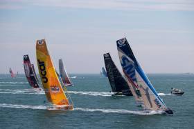 Paul Meilhat on SMA leads a group of IMOCAs shortly after the start