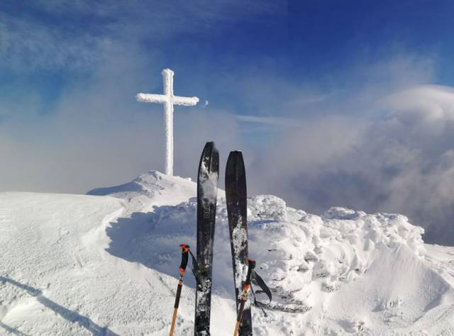 Skis up at the summit of Carrauntoohil before Damian Foxall made his descent down the Shoulder of Corrán