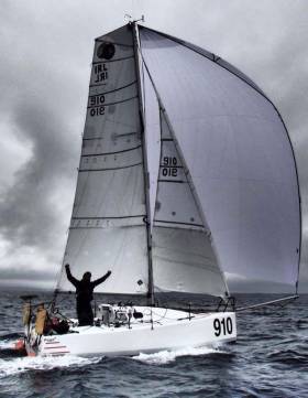With the wind on his starboard quarter, Tom Dolan is storming along for Aviles