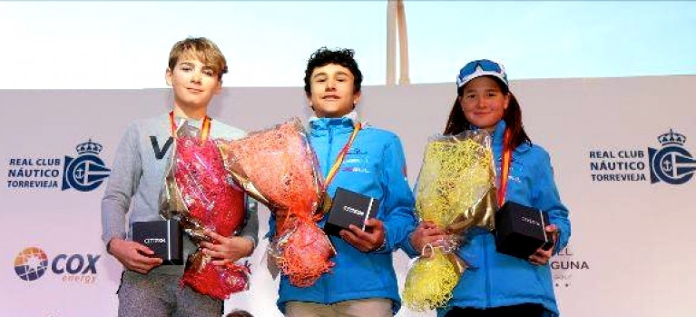 Rocco Wright (Silver), Alessandro Cortes (Gold) and Lisa Vucceti (bronze and First Girl) on the podium after the Euromarina Optimist Trophy series in Alicante.