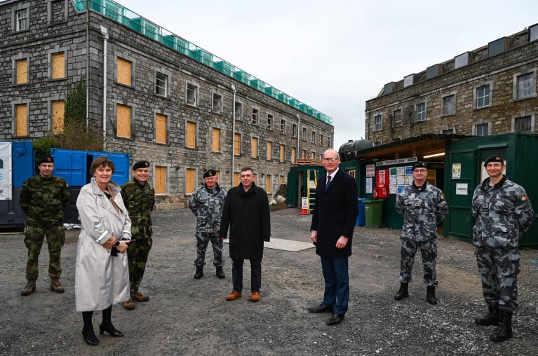 Minister for Defence Simon Coveney T.D. visited Haulbowline Naval Base in Cork Harbour for an overview of the progress on the regenerated Block 8 accommodation. In addition to the remediation of Spencer Jetty which is due for completion in 2022.