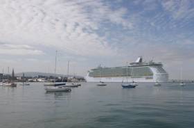 Mixed reaction from businesses in Dun Laoghaire follow the decision by An Bord Planeala to grant the multi-million single cruise-berth for ships but with a restriction of 250m in length