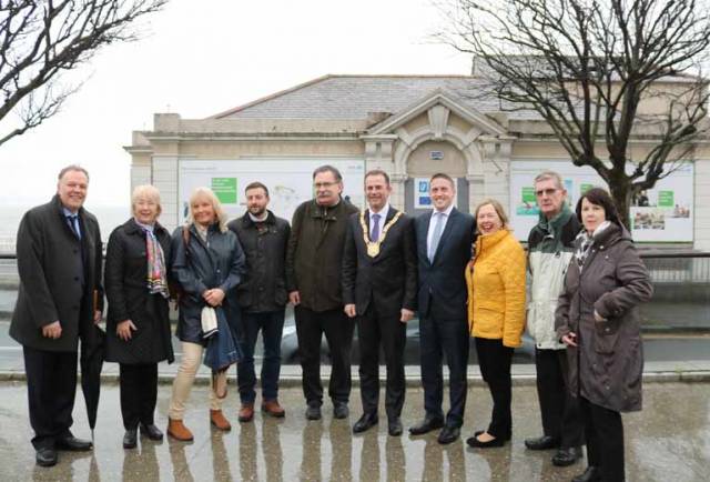 An Cathaoirleach Cllr. Tom Murphy joins dlr councillors and officials to mark the signing of the €9m contract with SIAC-Mantovani for the redevelopment of the old Dun Laoghaire Baths site