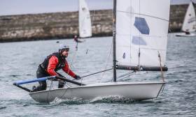 With a 12.2 m2 fully battened mainsail, racks and a trapeze, the boat continues to be one of a few classes which is unapologetic in defying the cliché of being ‘easy to sail, but hard to sail well’
