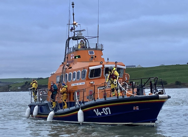 The lifeboat returning to Courtmacsherry pontoon with casualty on board