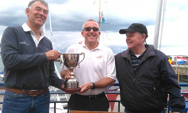 Pat Shannon of Facet Jewellers Dun Laoghaire (right), presenting the Flying fifteen Holiday Cup to Ian Mathews (centre) and Alan Green