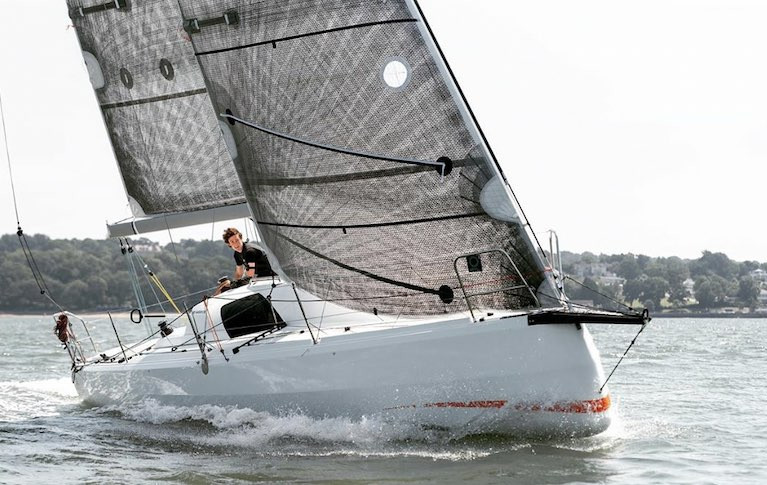 Sunfast 3300 with Quantum Fusion Main and Headsail