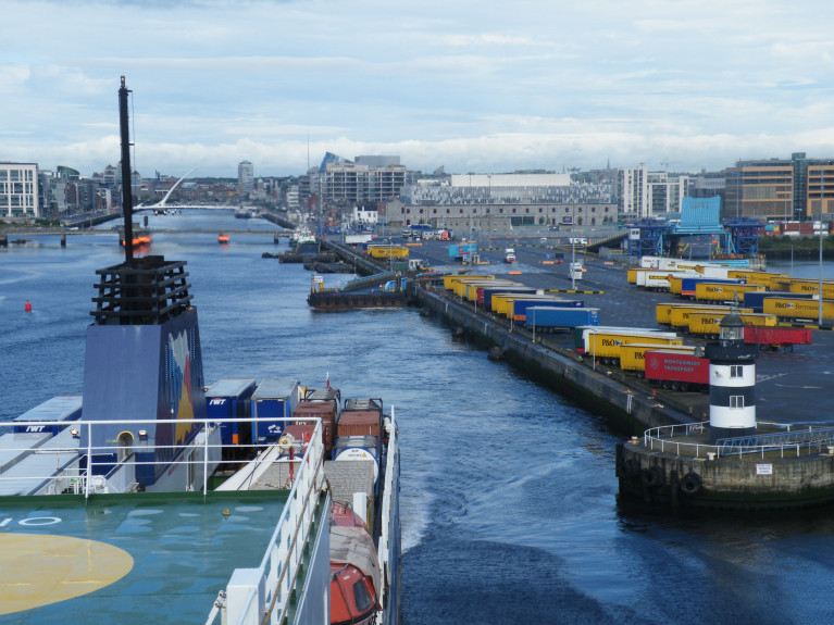 A maritime union has urged the UK Government to revoke P&amp;O Ferries&#039; licence in British waters following reopening of the Liverpool-Dublin route yesterday. Above file image P&amp;O Ferries ropax Norbank departing the operator&#039;s Irish terminal at Dublin Port&#039;s North Wall extension when underway for Liverpool. 